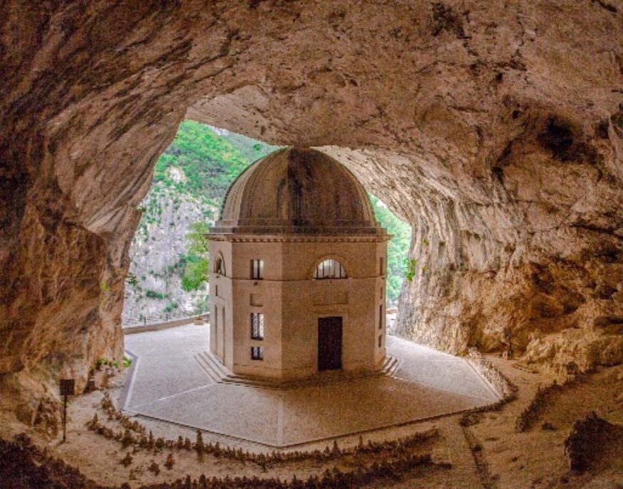 Grotte di Frasassi e il Tempietto del Valadier